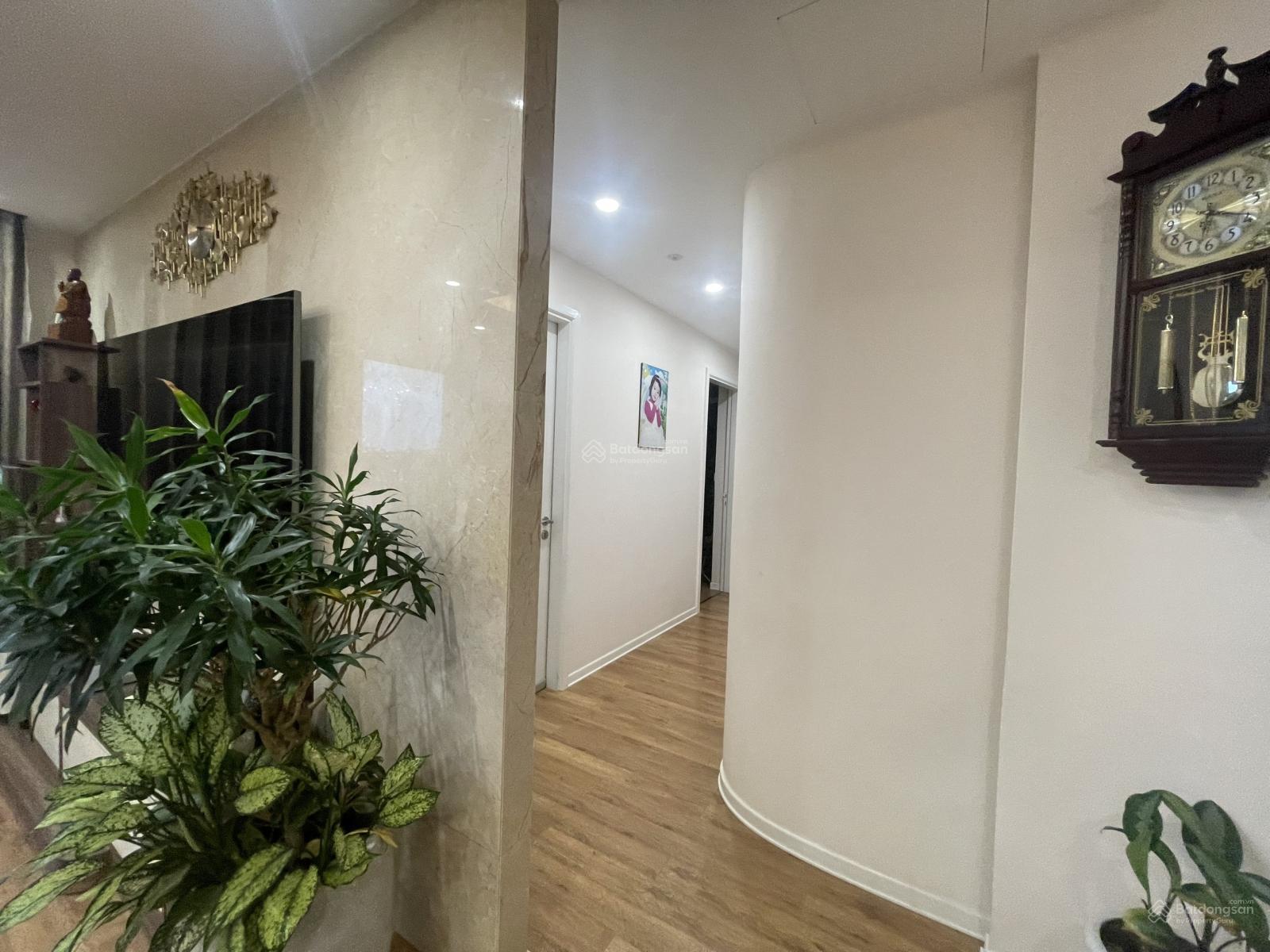 Chính chủ bán gấp 2 căn hộ đẹp nhất tại Vinhomes D'Capitale, giá tốt, nhà cực đẹp, sổ hồng lâu dài