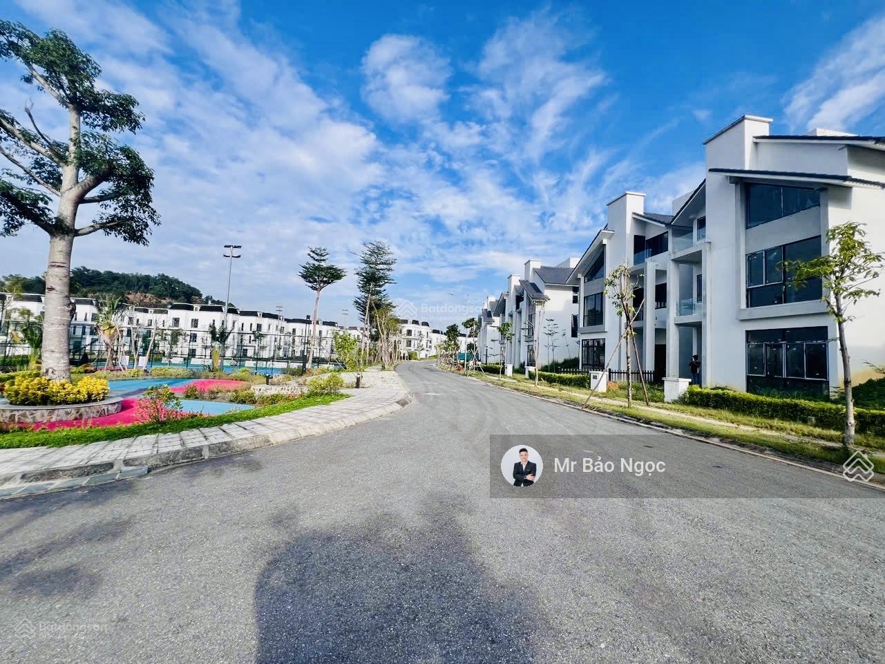 Chính chủ cần bán căn biệt thự 307m2 căn góc 2 mặt tiền 18m view cluphouse khu C - giá tốt