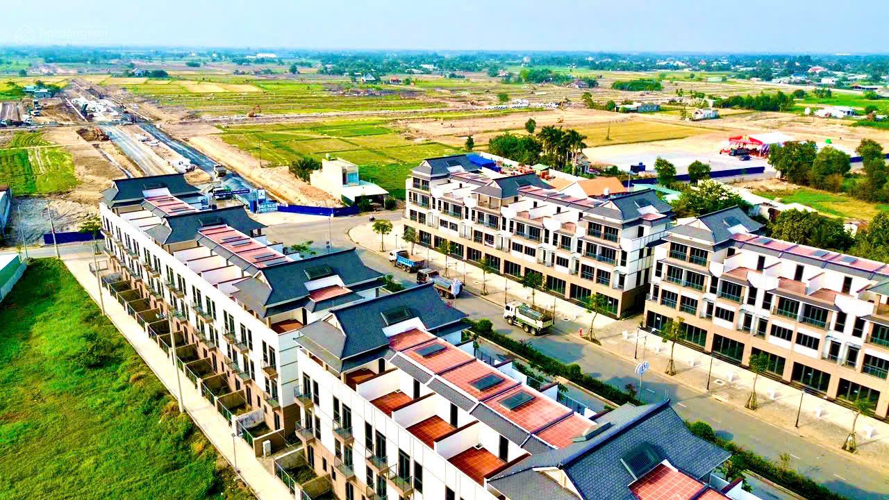 Bán lô góc đầu tư 403,6m2 gần Vinhomes Hậu Nghĩa, full thổ cư, sổ hồng riêng
