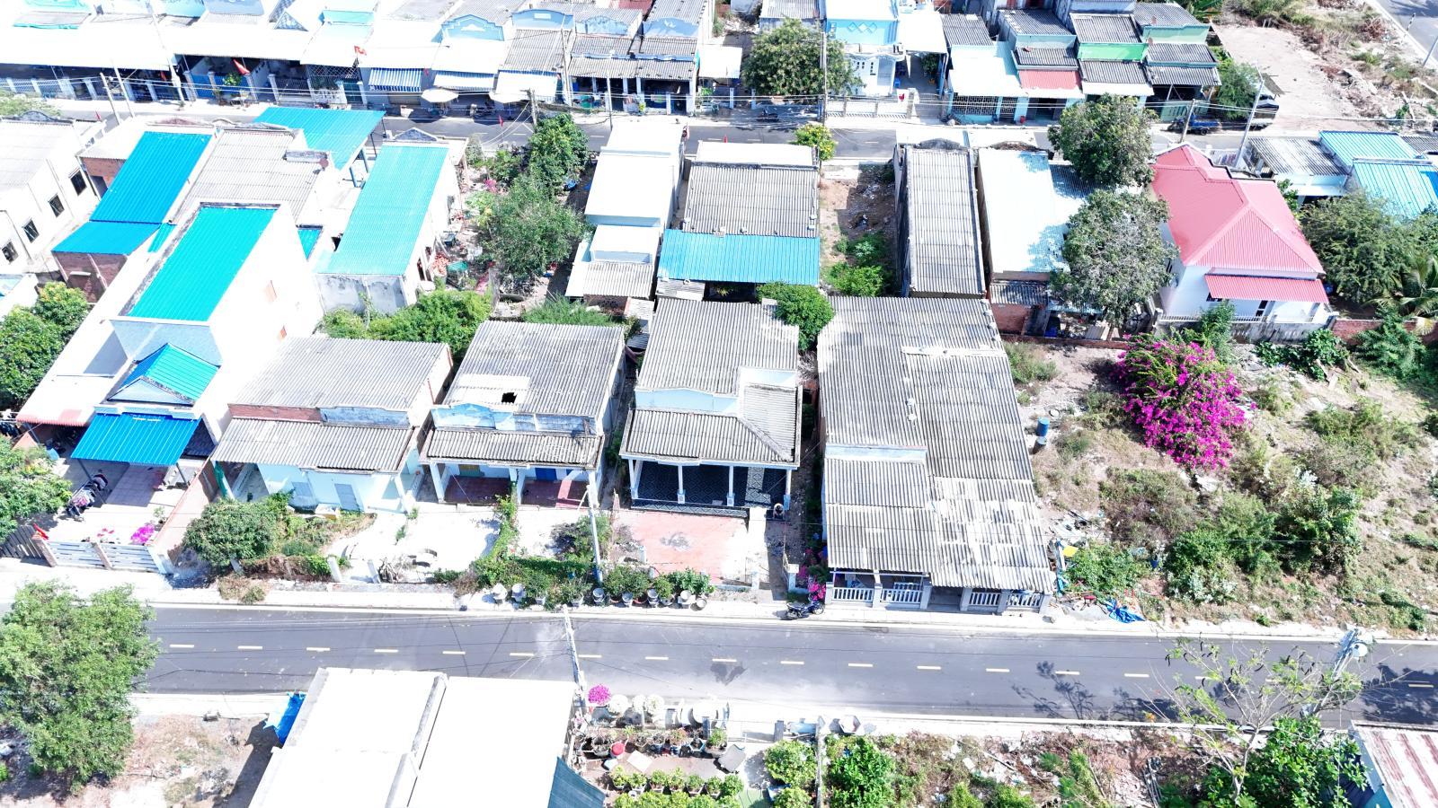 Trả bank, bán gấp 200m2 - Đông Nam - Sau lưng Hàng Dương - tặng nhà cấp 4 - giá 2.850 tỷ