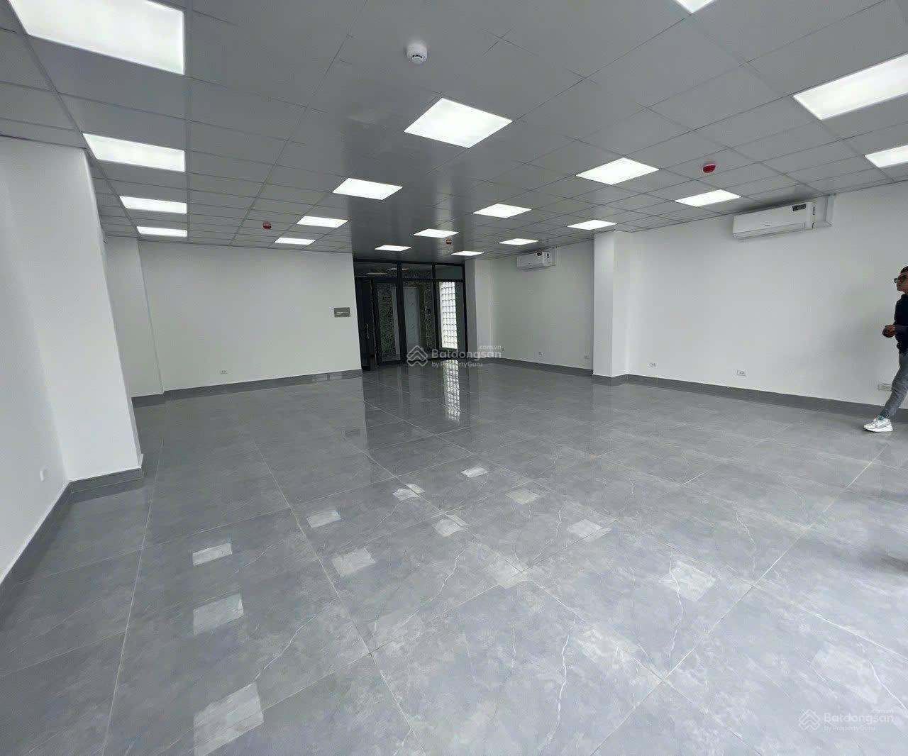 Siêu rẻ, Bán gấp Toà nhà Hầm 8 tầng Mặt tiền Phổ Quang (7x23m) Giá chỉ 69 tỷ, HĐT 260tr/tháng