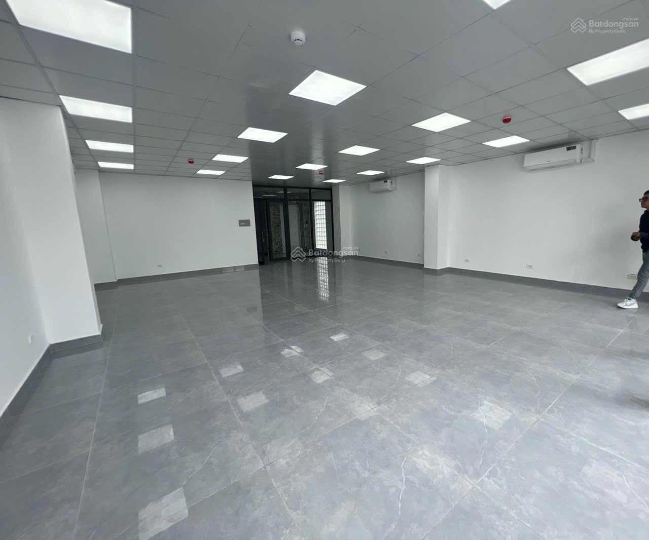 Siêu rẻ, Bán gấp Toà nhà Hầm 8 tầng Mặt tiền Phổ Quang (7x23m) Giá chỉ 69 tỷ, HĐT 260tr/tháng