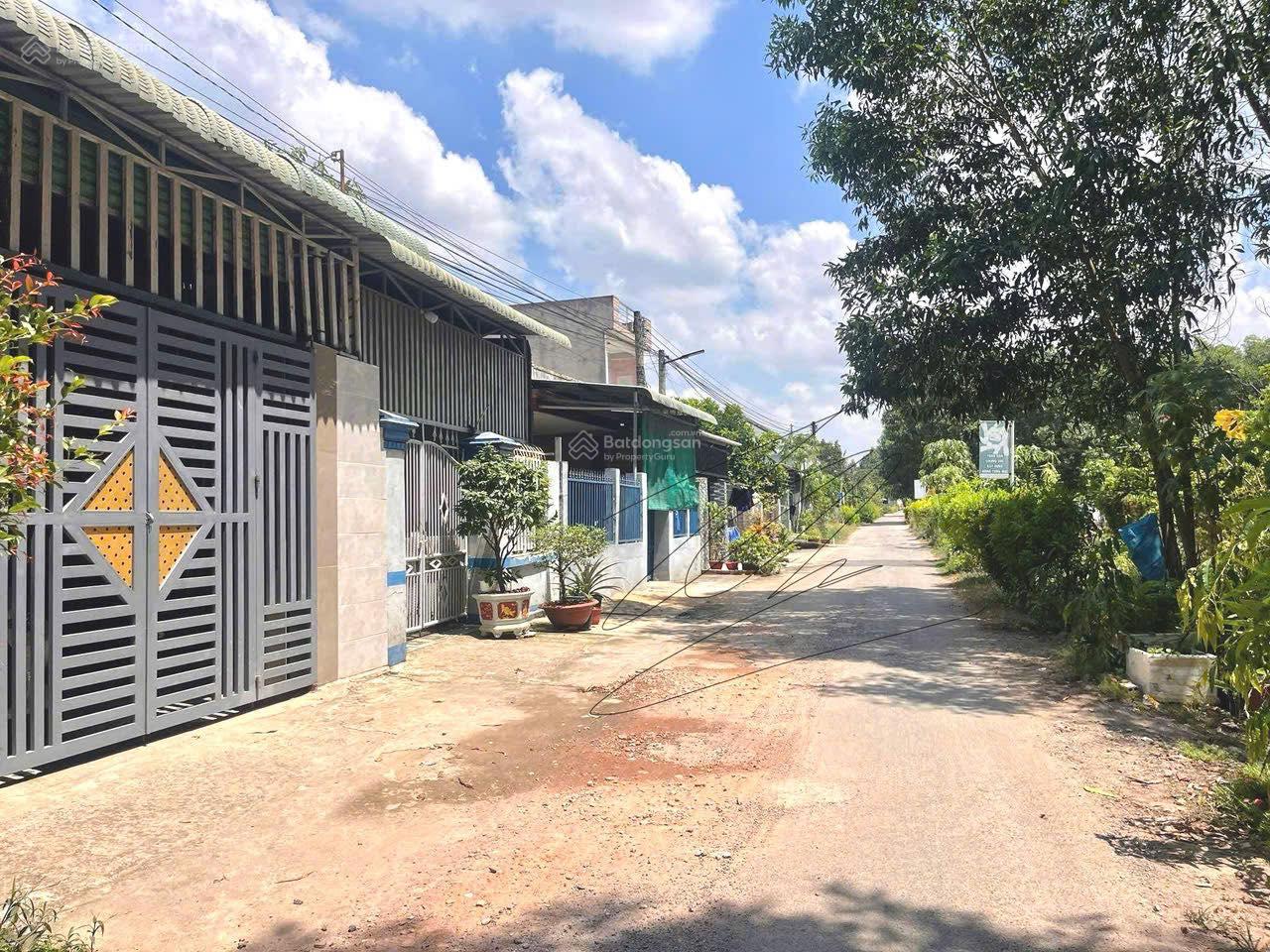 Bán đất ấp 1 Xã Tân Hiệp, Diện tích 10x23m2, Sổ thổ cư 80m2. Giá bán 2tỷ450 triệu đồng