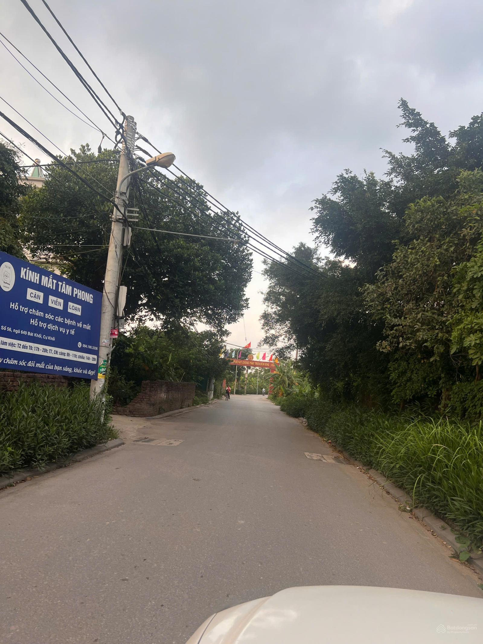 Bán đất tại Cự Khối, 60,5 m2, giá 7 tỷ có 2 mặt tiền 5,19m và 11,49m, ngõ rộng ô tô tránh