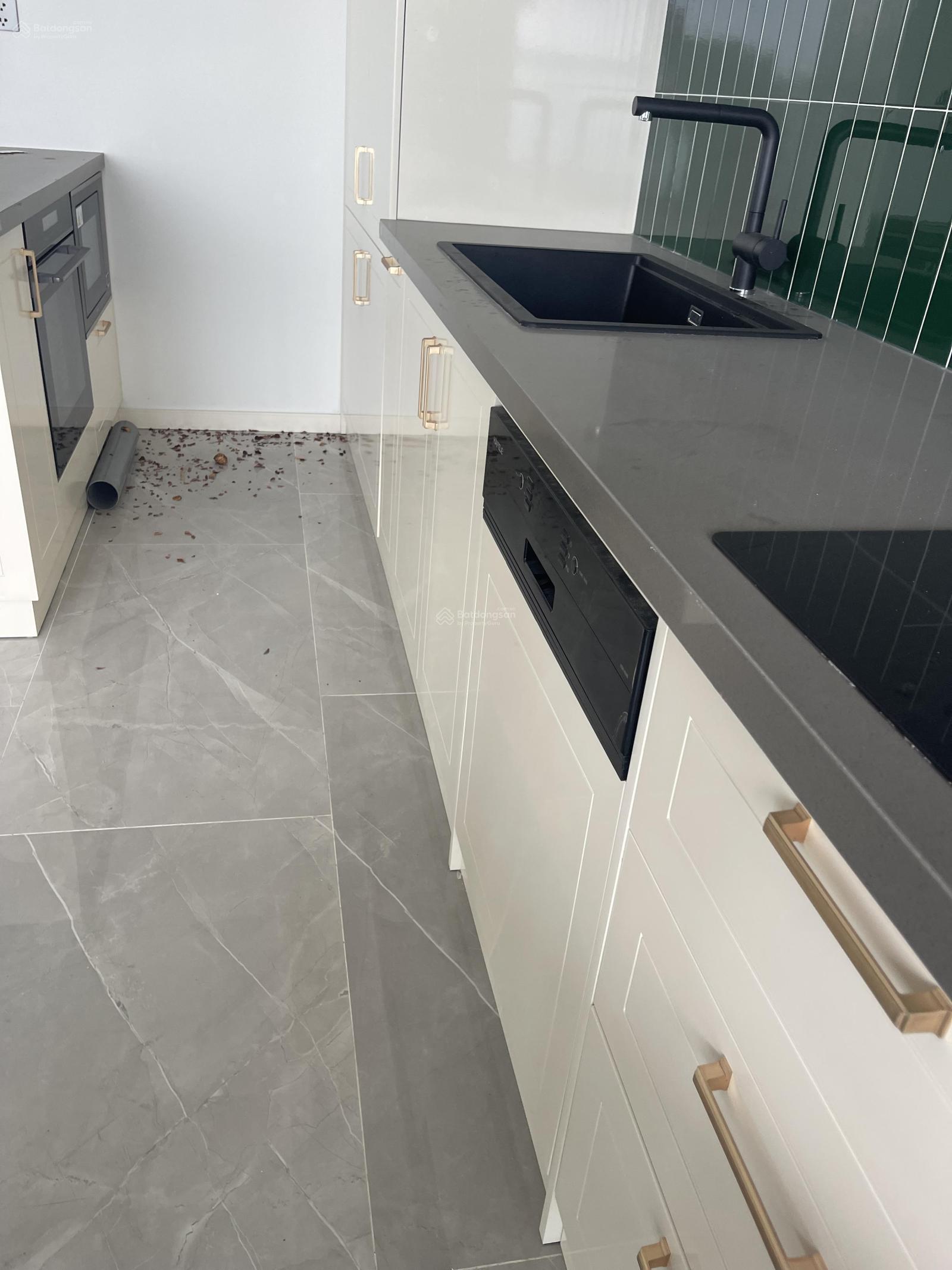 Cho thuê CC Epic Tower, 32 triệu VND, 130m2, 4PN, 2WC, nội thất cơ bản, siêu hot