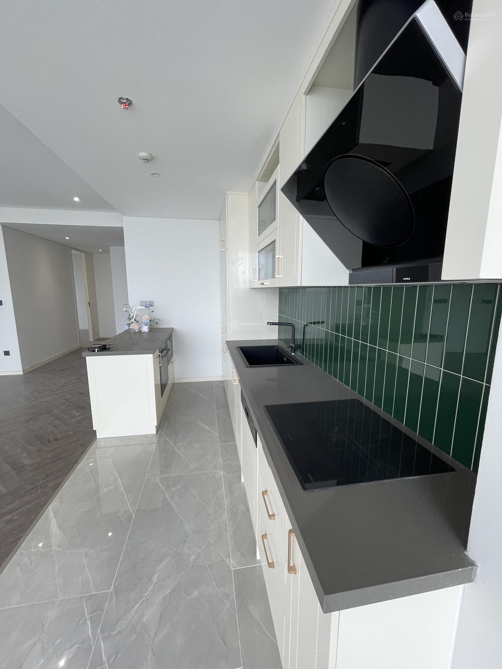 Cho thuê CC Epic Tower, 32 triệu VND, 130m2, 4PN, 2WC, nội thất cơ bản, siêu hot