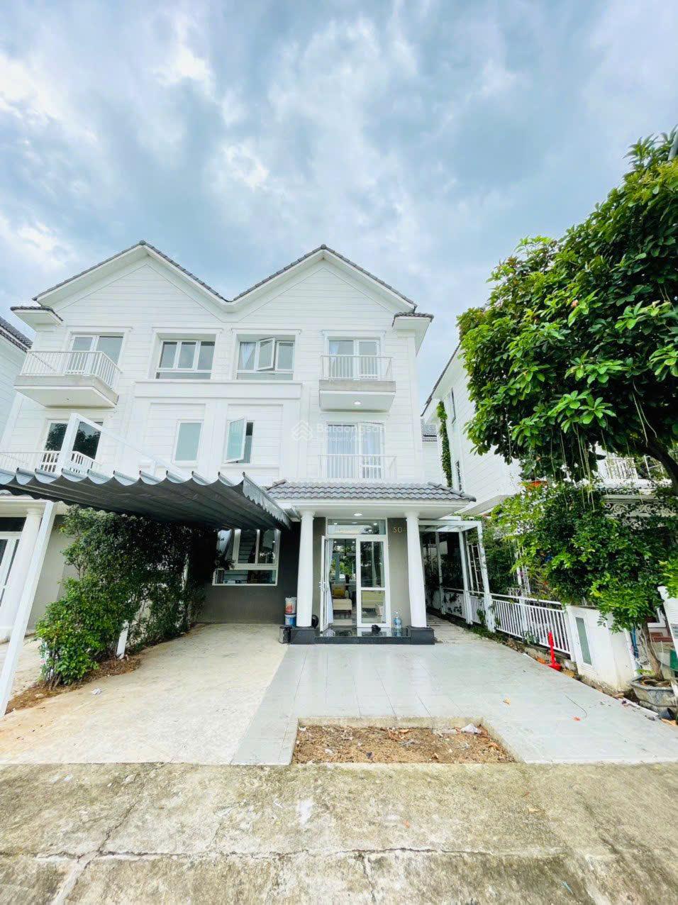 Chính chủ bán gấp căn biệt thự đơn lập 360m2 giá tốt 34,9 tỷ, view công viên hồ điều hòa giá tốt