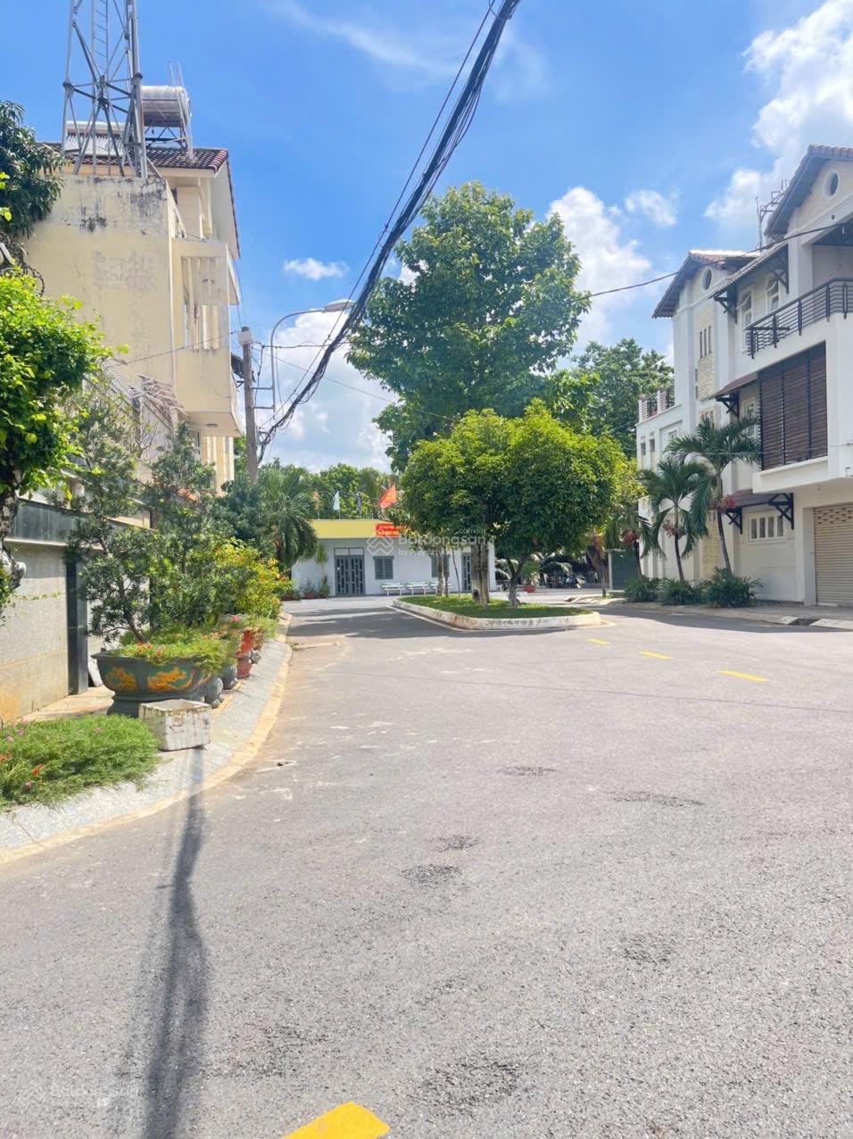 Bán BT cũ Khu BT An Lộc Nguyễn Oanh, P17, GV, DT 13.5x18m, CN 215m2 giá 21 tỷ đường trước nhà 16m