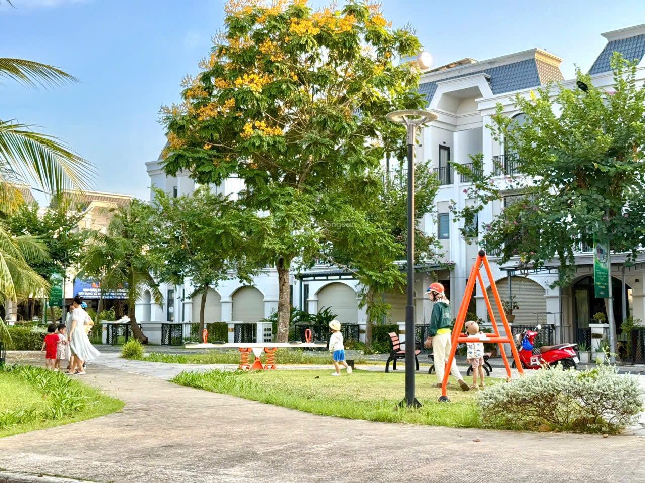 Bán nhanh căn nhà phố cách siêu thị Aeon Nhật bản 200m, 1 trệt 2 lầu nhận nhà ở ngay