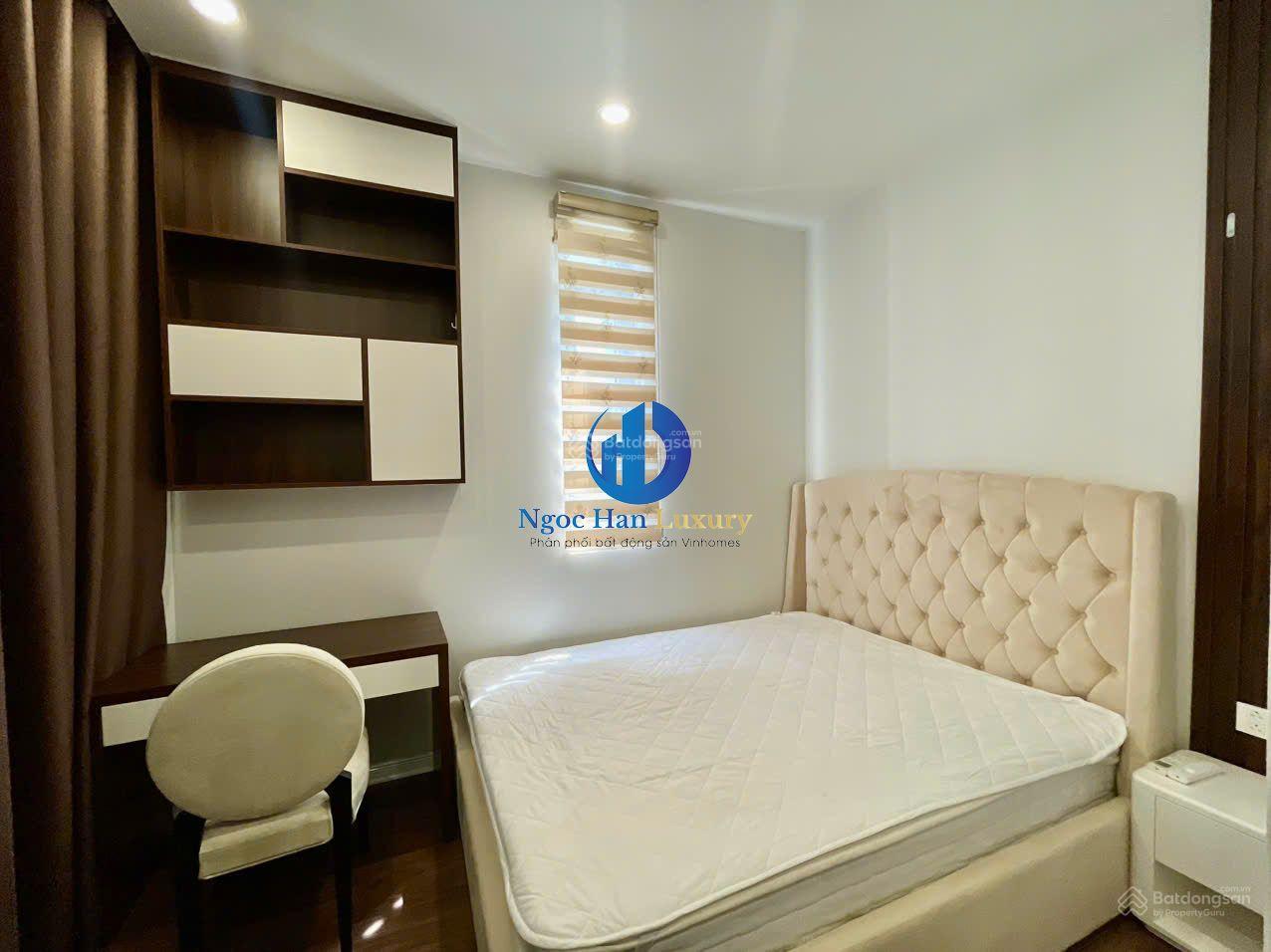 Cho thuê biệt thự. DT 135m2, 4T, MT 8,5m, full nội thất, cạnh hồ 24,5ha. Giá 25 triệu/tháng