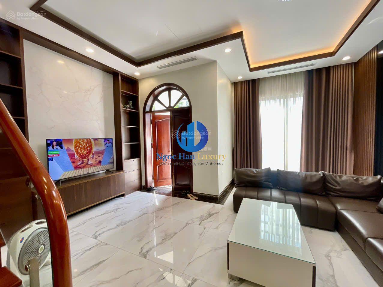 Cho thuê biệt thự. DT 135m2, 4T, MT 8,5m, full nội thất, cạnh hồ 24,5ha. Giá 25 triệu/tháng