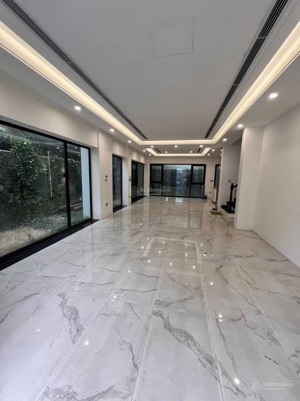 Cho thuê căn nhà đẹp nhất khu Linh Đàm. Diện tích 80m2, 04 tầng, full nội thất, cho thuê lâu dài