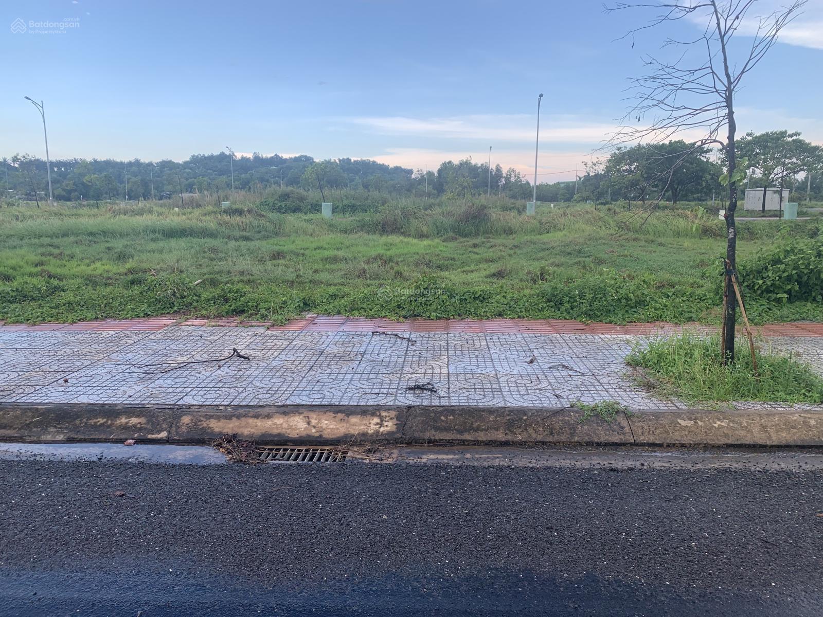 Bán gấp lô đất 5*20 sổ đỏ thổ cư 100% giá chỉ 1ty250 liên hệ để xem đất sh