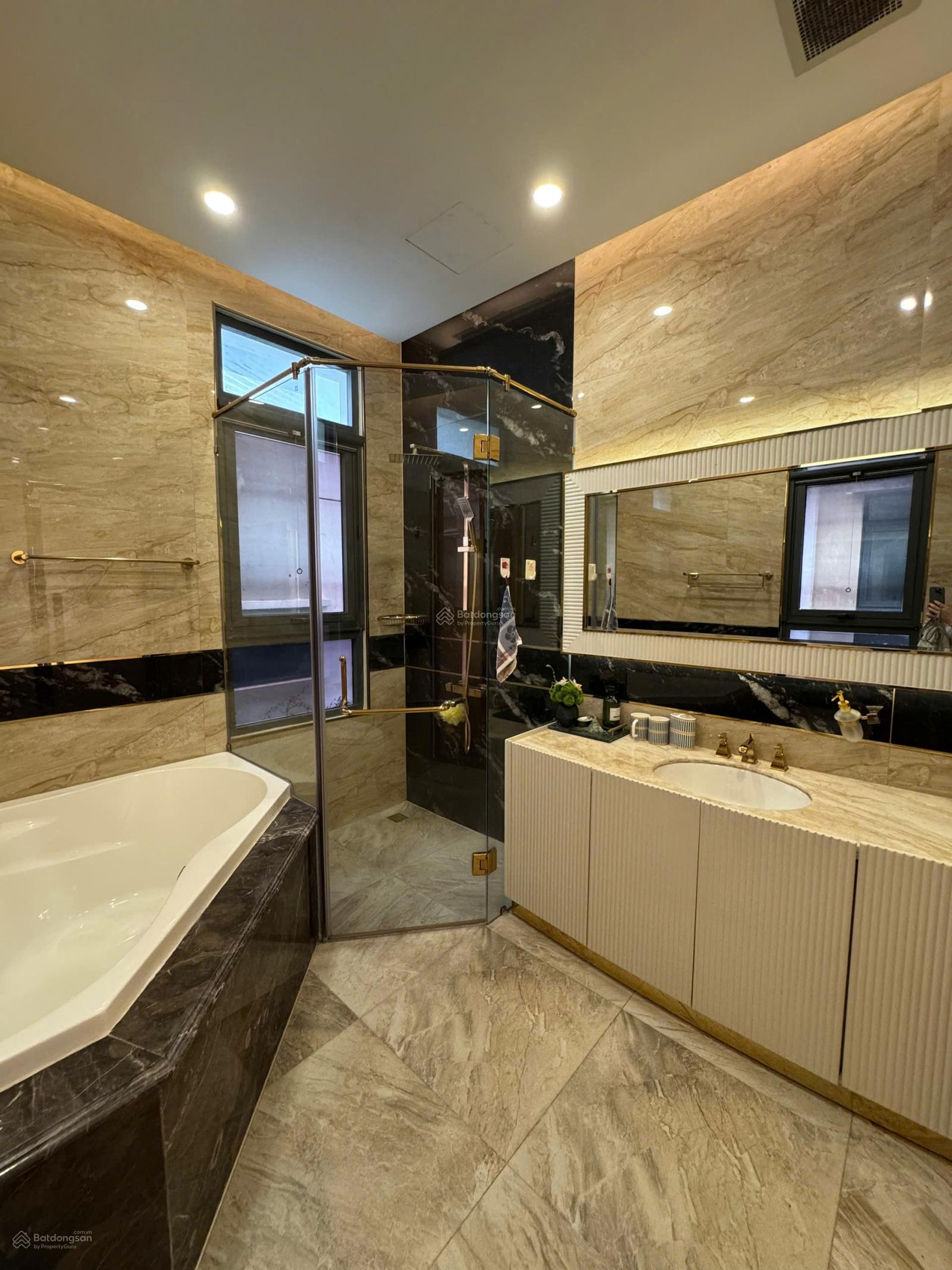 Cho thuê nhà phố có sân vườn Verosa Park, full nội thất cao cấp 105m2, 4 PN giá 35 Tr/tháng
