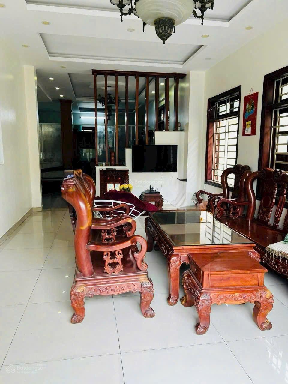 Bán nhanh biệt thự mặt tiền đường 61 Phước Long B, TP Thủ Đức. DT: 340m2, giá 31.5 tỷ