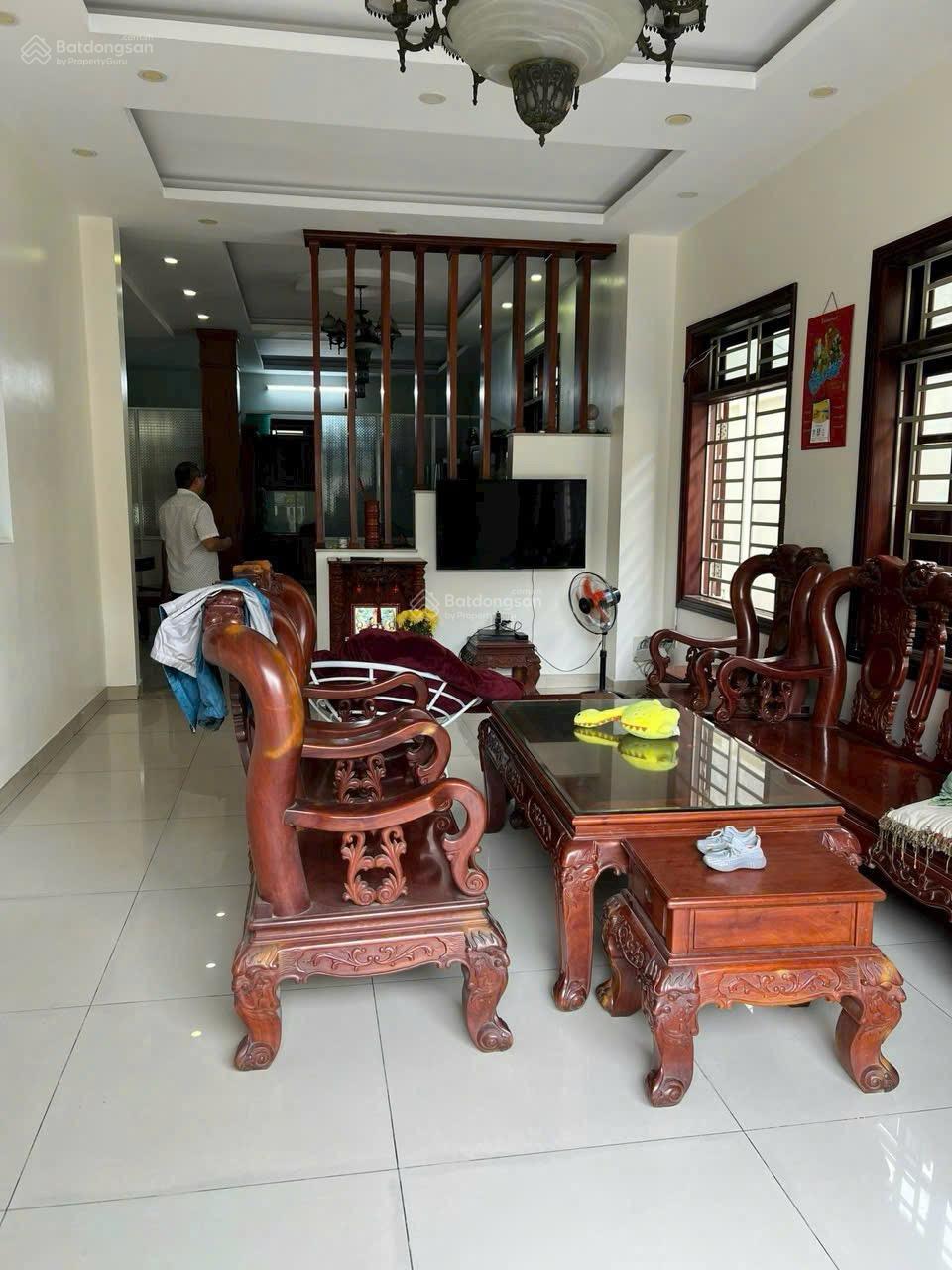 Bán nhanh biệt thự mặt tiền đường 61 Phước Long B, TP Thủ Đức. DT: 340m2, giá 31.5 tỷ