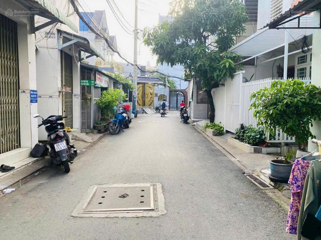 Bán nhà hẻm rộng gần mặt tiền Tỉnh Lộ 10, ngay chợ Bình Trị Đông