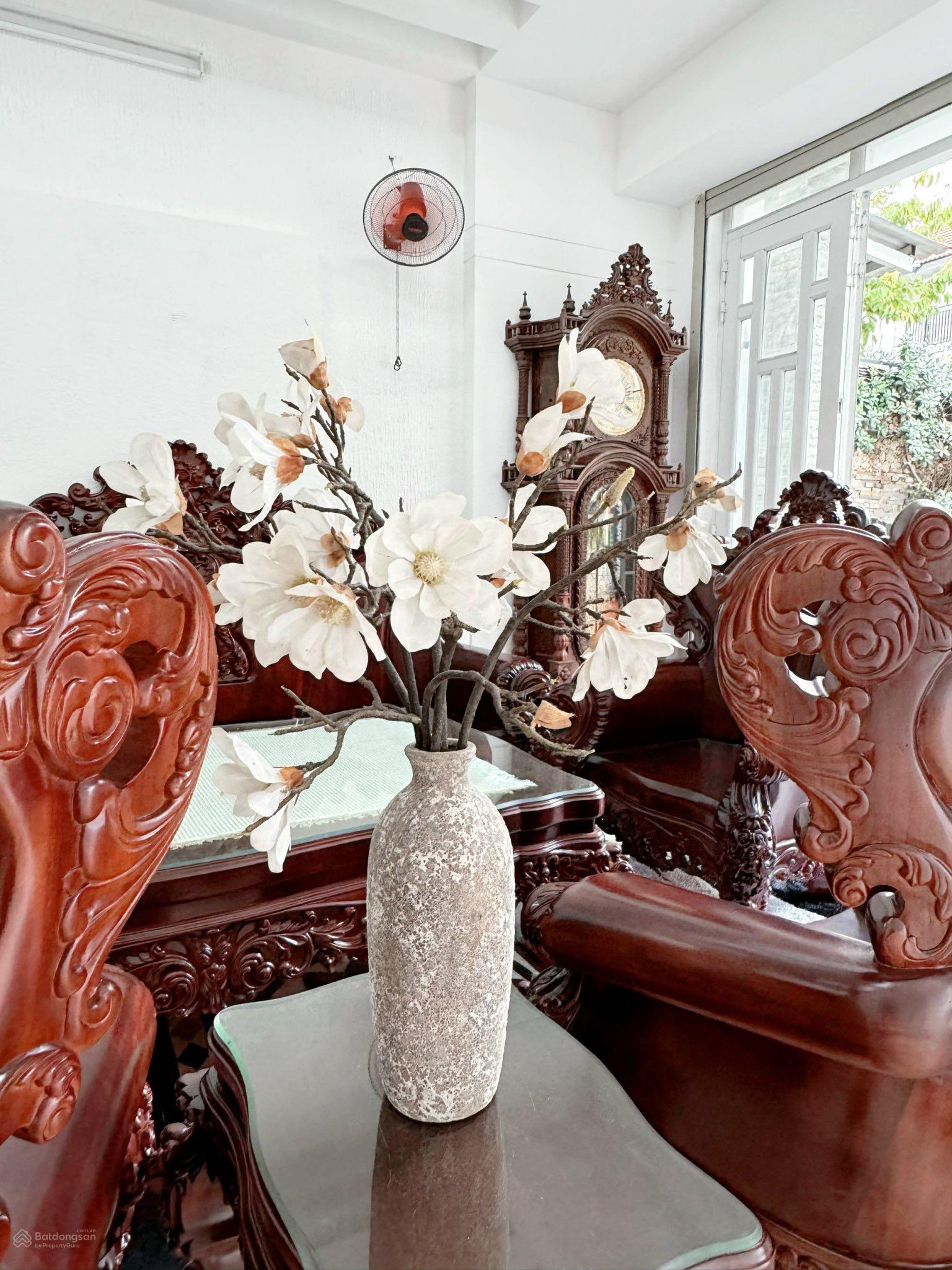 Biệt thự 3 tầng. DT: 7x19,5m thuộc khu dân cư Phong Phú 5, cách bến xe Q8 vào 500m