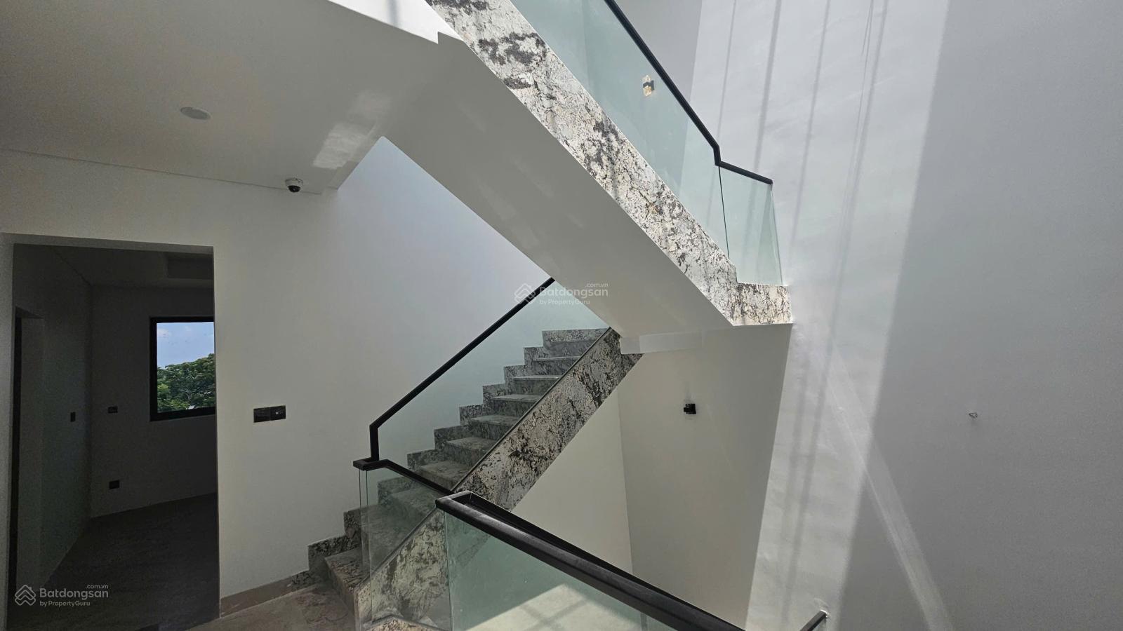 Tòa nhà ngang 10mx18m, sàn trốn suốt 85tr/ tháng, 1 hầm 4 lầu Tòa nhà ngang 10mx18m, sàn trốn suốt 85tr/ tháng, 1 hầm 4 lầu