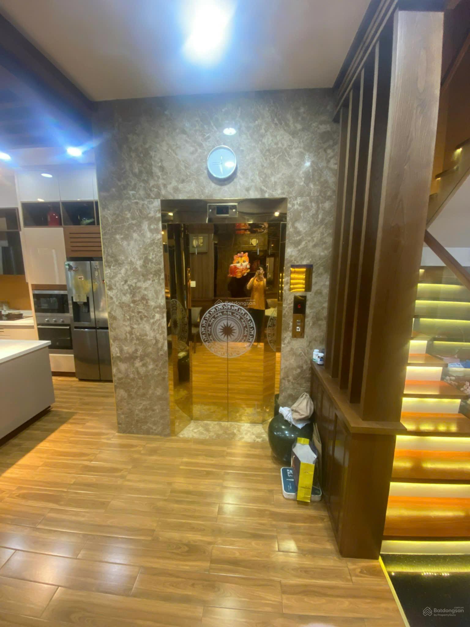 Hot! Nhà phố DT 5x20m, giá 15.7 tỷ, nhà 1 trệt 4 lầu ST có chỗ lấp thang máy, LH 0777 789 ***