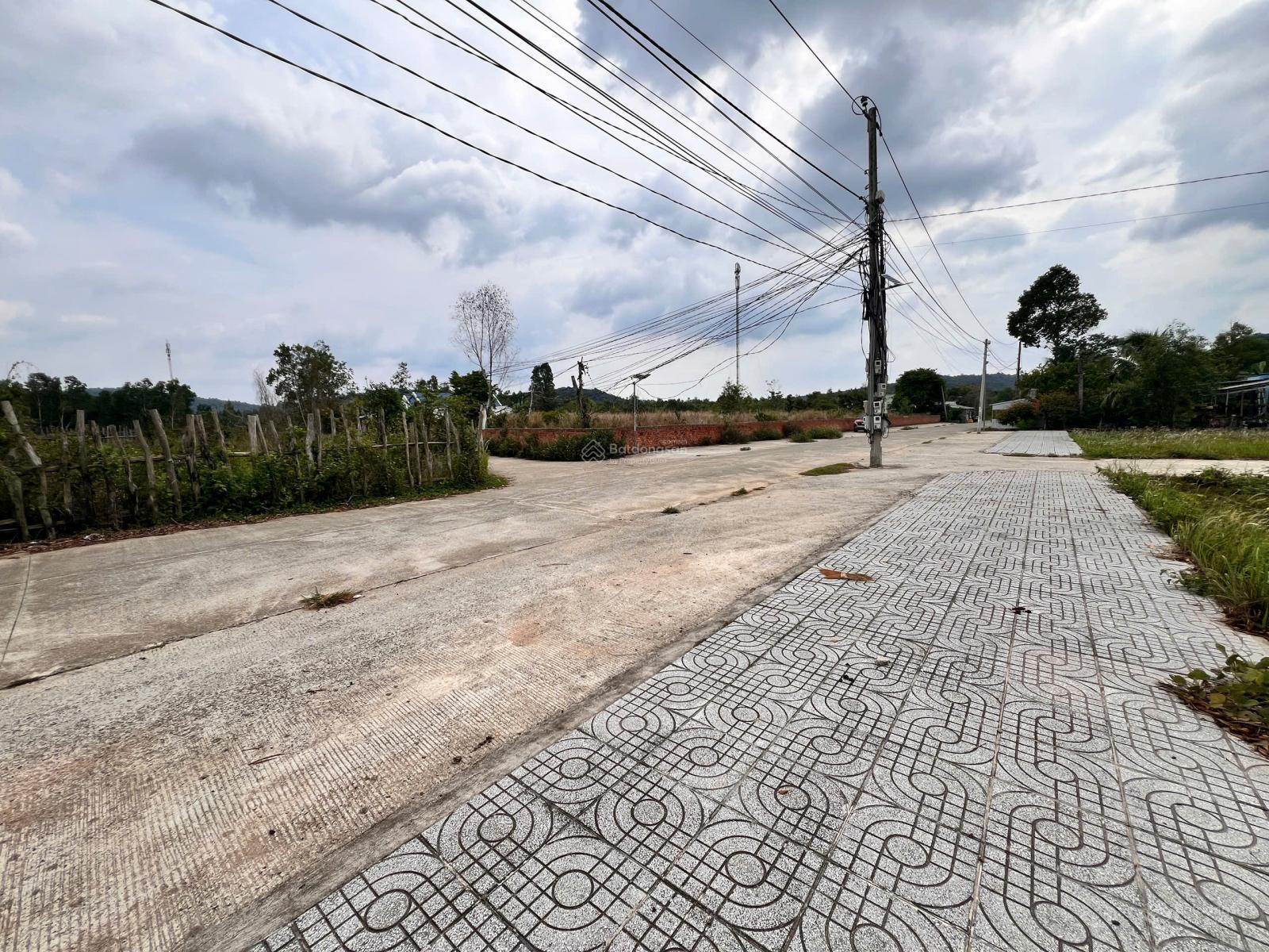 Bán đất mặt tiền đường Trung Đoàn 15m, 120m2 có thổ cư 100m2, giá chỉ 2,3 tỷ