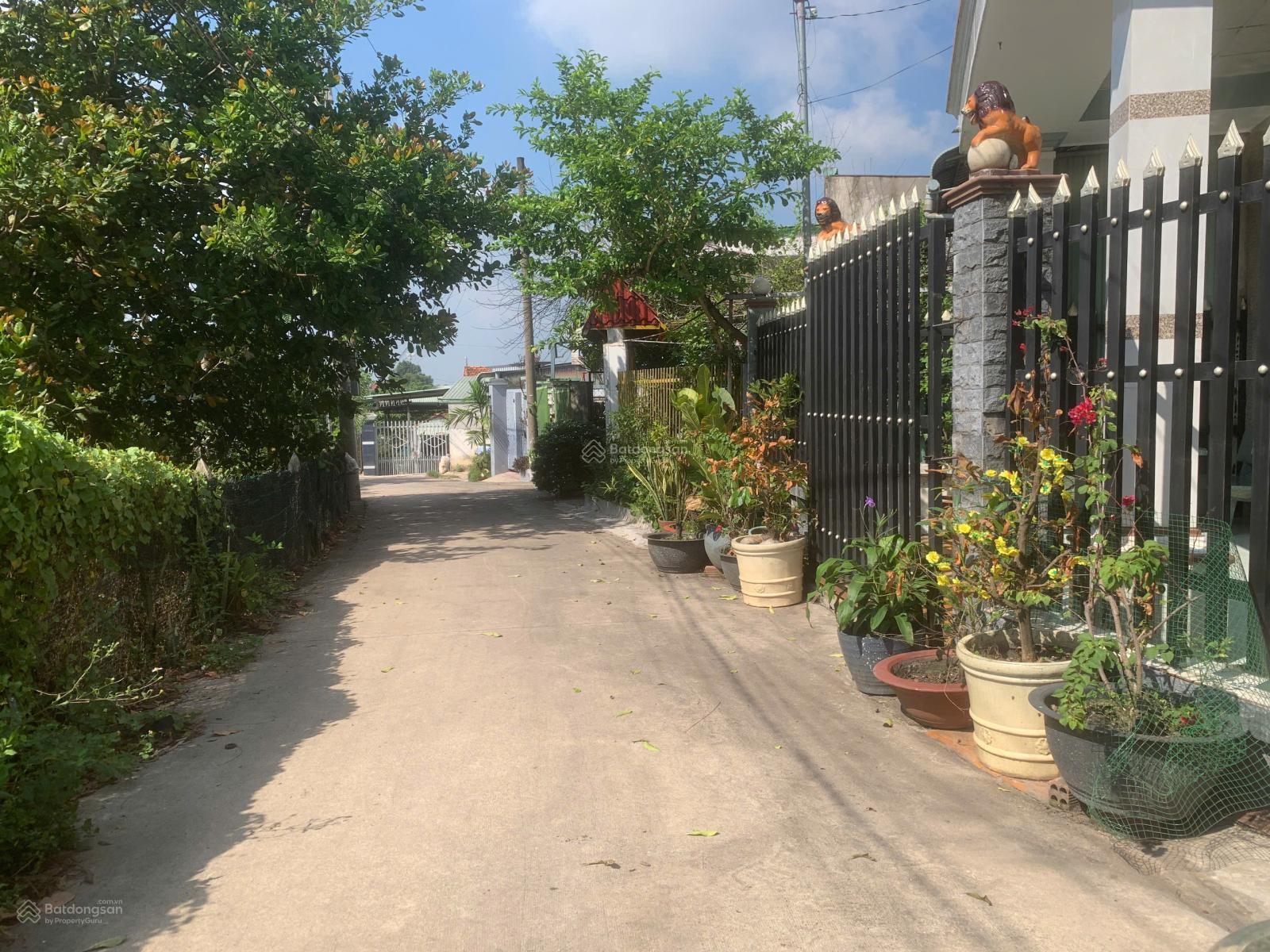 Bán nhà đẹp giá tốt tại Định Hòa, Thủ Dầu Một; Đường ô tô, ngang 10m, có sân xe hơi, chỉ 2 tỷ 65tr