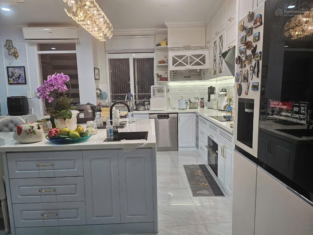 Penthouse Duplex 236m 4PN nội thất mới cao cấp, sân vườn rộng 30m view đẹp 17tỷ