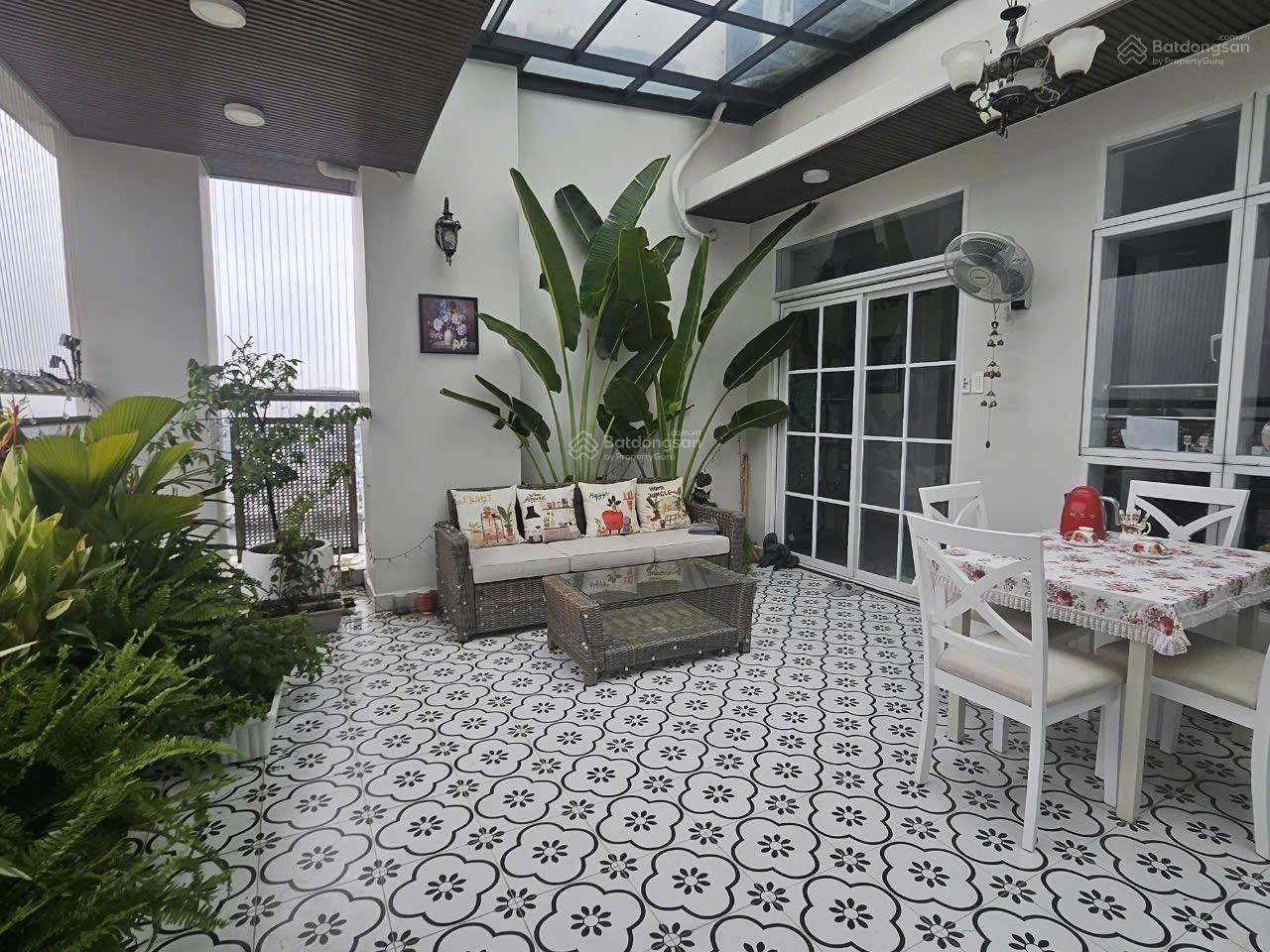 Penthouse Duplex 236m 4PN nội thất mới cao cấp, sân vườn rộng 30m view đẹp 17tỷ