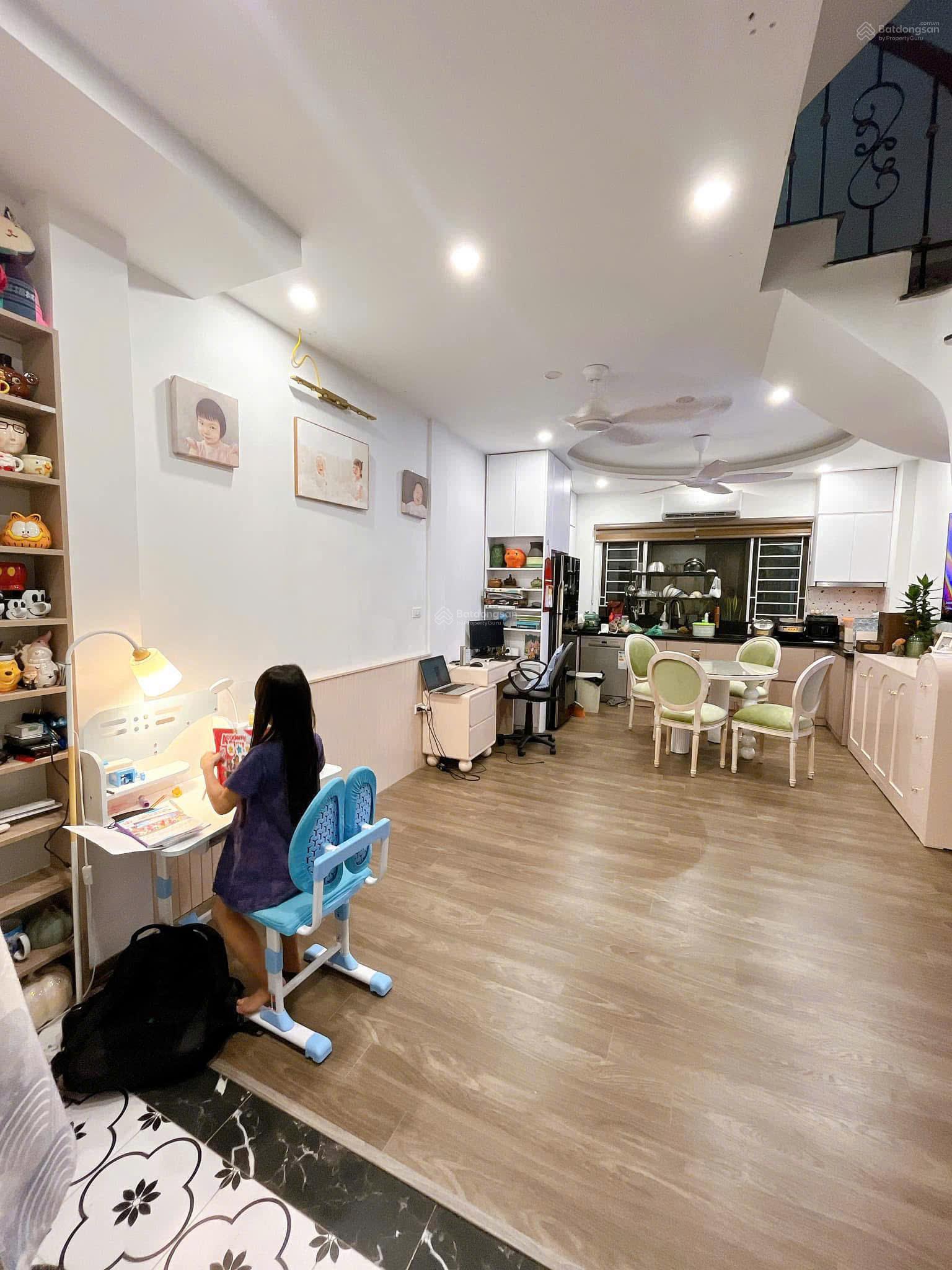 Bán nhà riêng phố Bạch Mai, Q. Hai Bà Trưng 41m2x5 tầng 4PN, full đồ tặng lại, sổ đỏ 8,8 tỷ