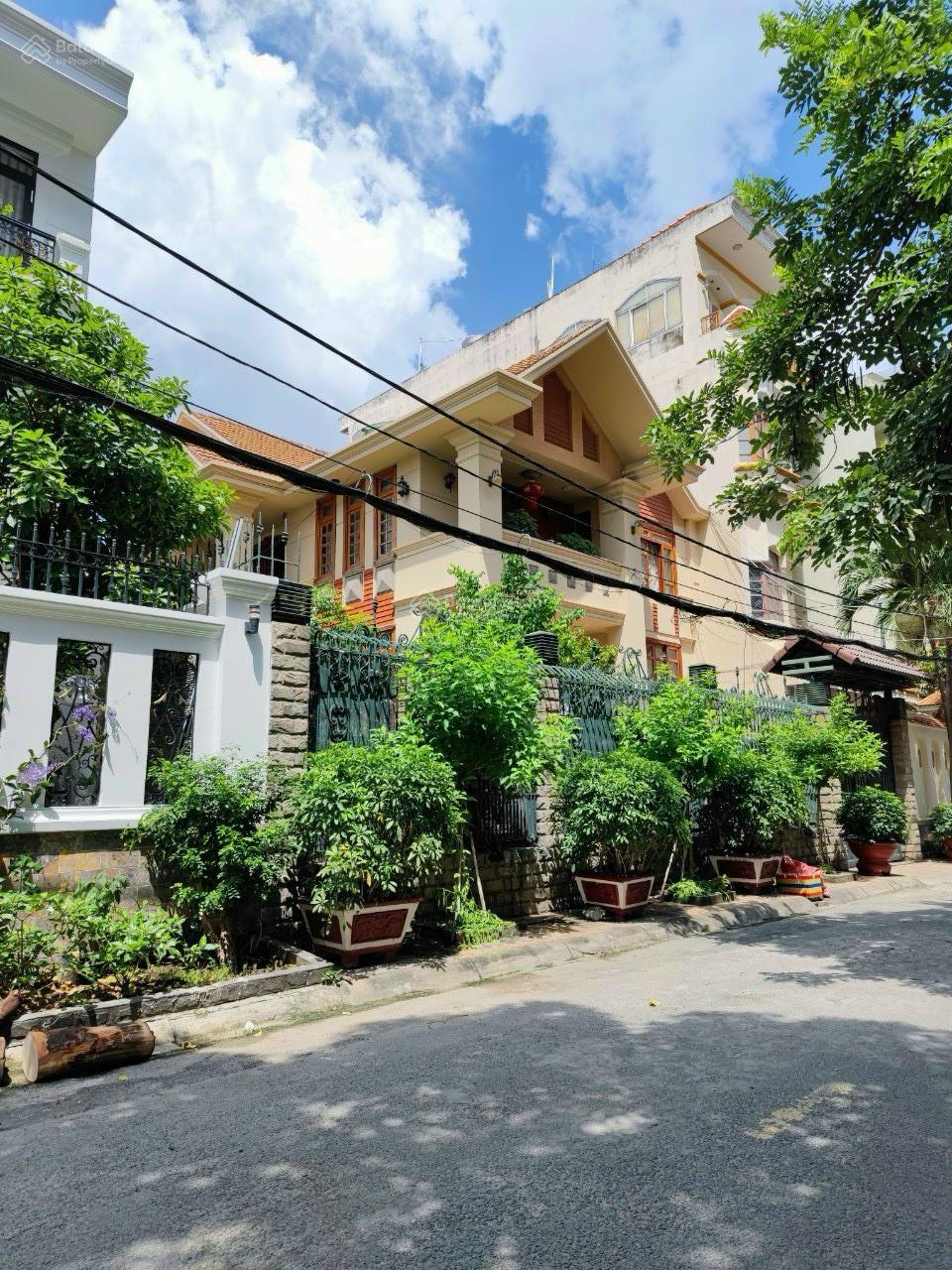 Cần bán biệt thự 3MT đường Nguyễn Oanh, P17, GV DT 13x22m, trệt 2 lầu, giá 33 tỷ thương lượng