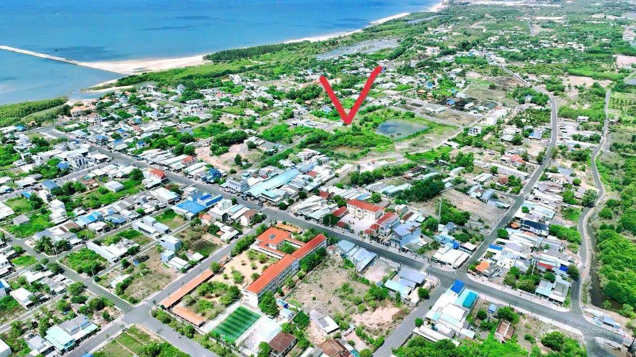 Bán nhanh đất ven biển Lộc An, cách biển chỉ 700m. Mặt tiền đường nhựa lớn. DT 200m2 (9x25)