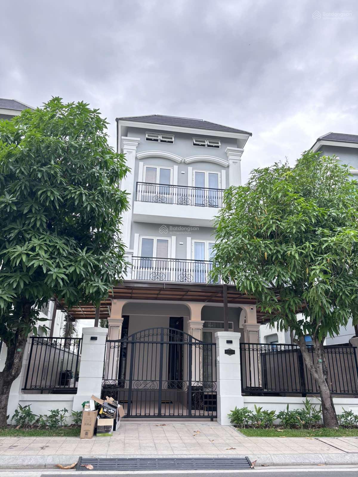 Cấn bán nhà biệt thự Vinhomes Grand Park DT 330 m2 view sông giá 40 tỷ bao hết LH 0938 449 ***