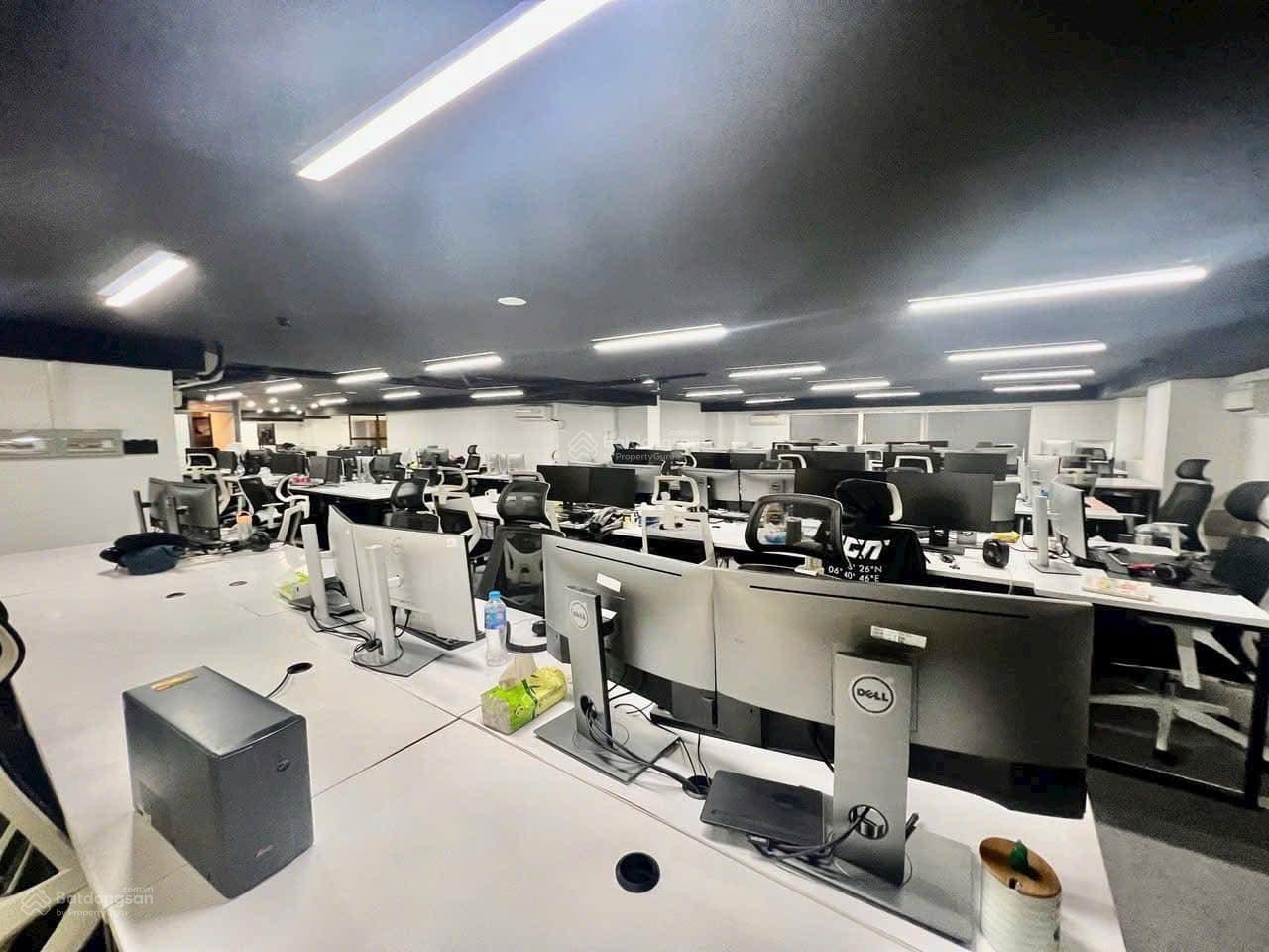 CHO THUÊ SÀN VĂN PHÒNG ĐỦ NỘI THẤT 400M2 SÁT QUẬN 1