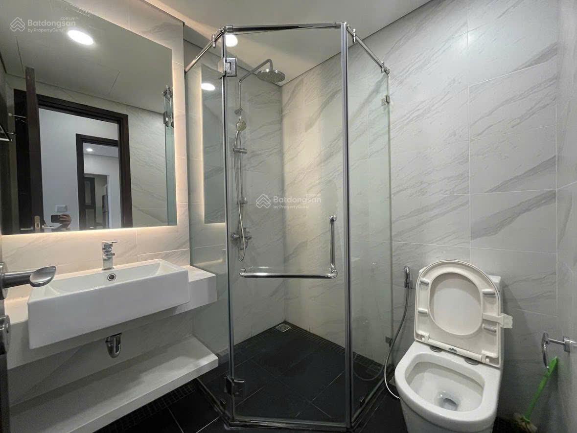 Cần bán nhanh căn hộ 3 phòng ngủ view thẳng Hồ Tây, giá 10.x tỷ. LH: 0383 654 ***