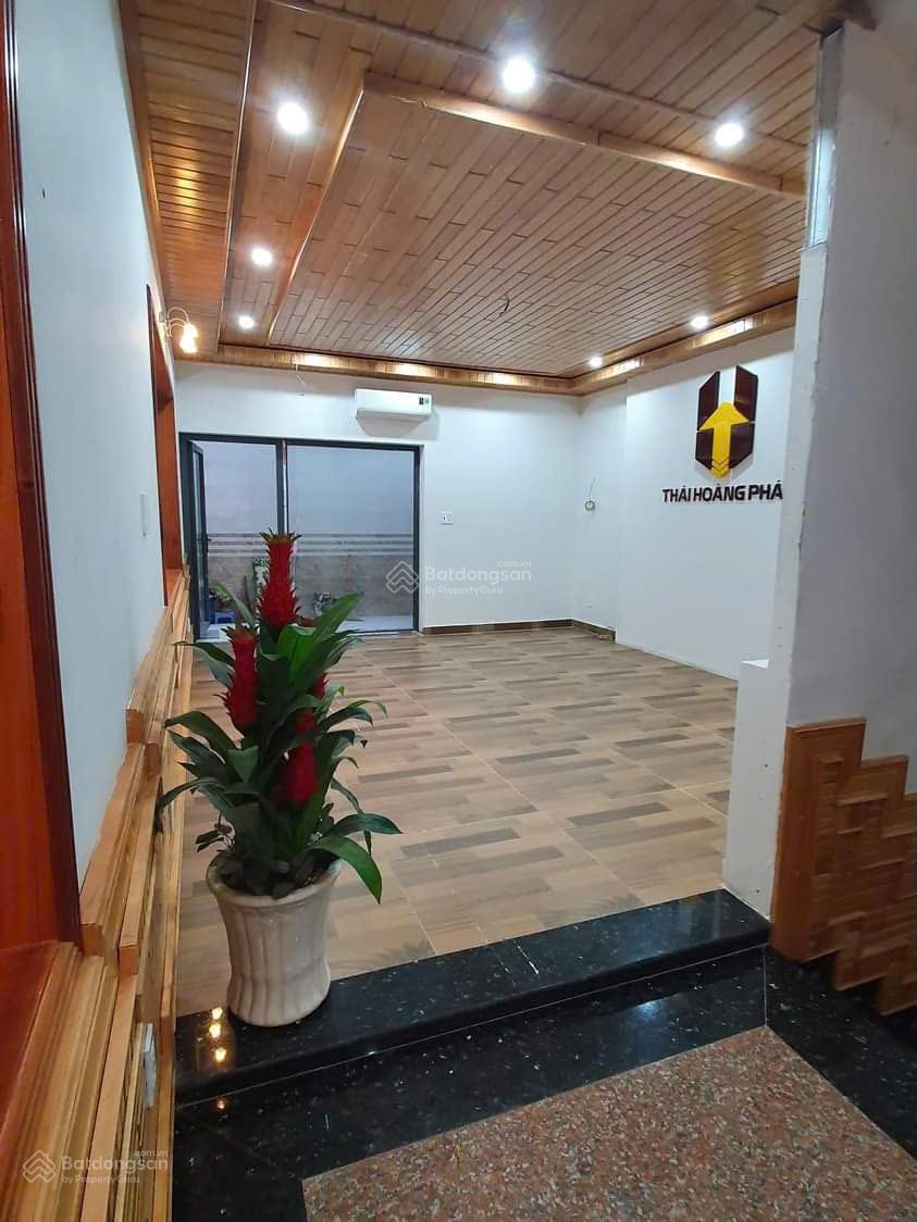 CHo thuê tầng trệt văn phòng 100m2 gía 10tr có thang máy CHo thuê tầng trệt văn phòng 100m2 gía 10tr có thang máy