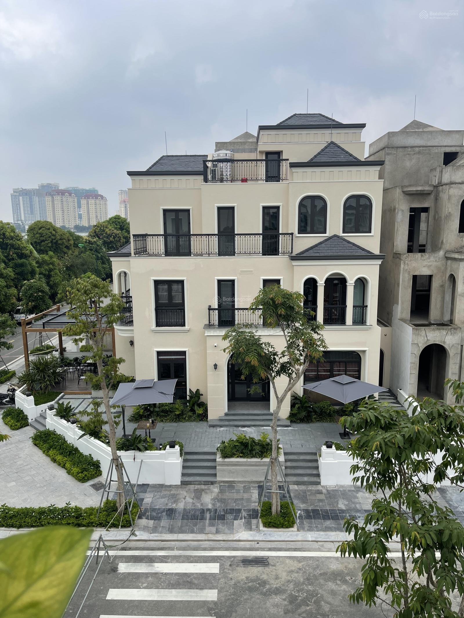 Bán nhà biệt thự Ciputra, 4 tầng 1 hầm, mặt tiền rộng, kinh doanh tốt, nhà thô hoàn thiện mặt ngoài