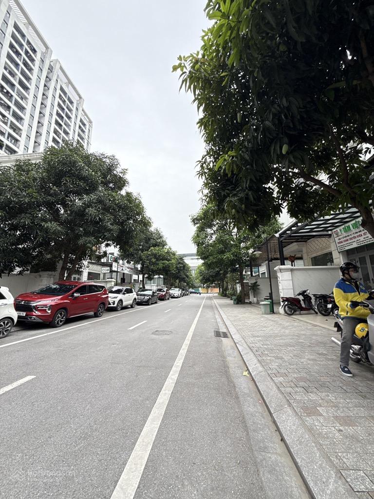 Biệt Thự vinhomes -Đường Nguyệt Quế-Thang máy.Lô Góc-3 mặt thoáng.Dt:179
m2, 4 tầng.Giá:59,5 tỷ TL Biệt Thự vinhomes -Đường Nguyệt Quế-Thang máy.Lô Góc-3 mặt thoáng.Dt:179
m2, 4 tầng.Giá:59,5 tỷ TL