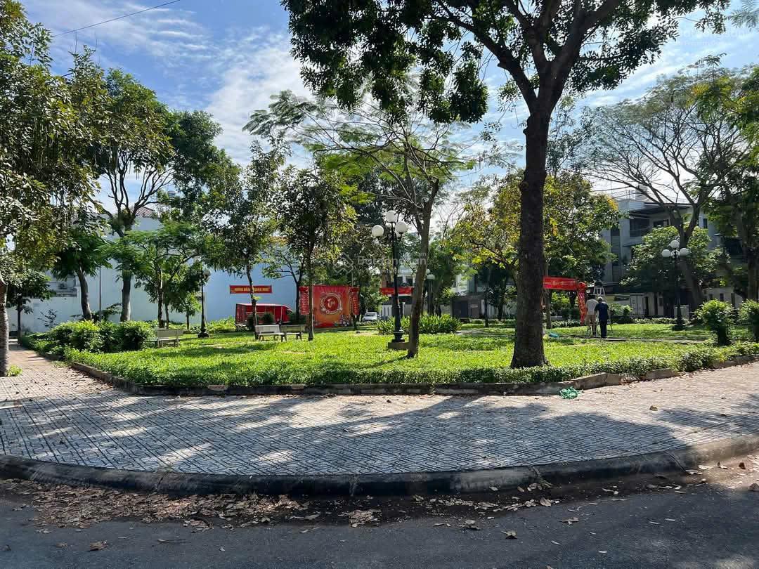 Bán nhanh nền Biệt thự Hưng Phú 10*18m, MT đường 15m ngay công viên giá 72 tr/m2
