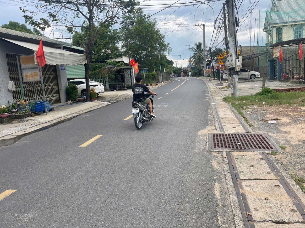 Bán nhanh lô đất mặt tiền đường Hà Huy Giáp - thị trấn Long Thành. Giá chỉ 1x tỷ DT: 1000m2 Bán nhanh lô đất mặt tiền đường Hà Huy Giáp - thị trấn Long Thành. Giá chỉ 1x tỷ DT: 1000m2
