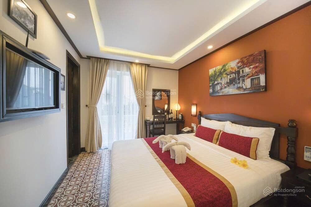 Bán nhà mặt phố chính Hai Bà Trưng, phố cổ Hội An, giá chỉ tính như giá đất - tặng villa đi kèm