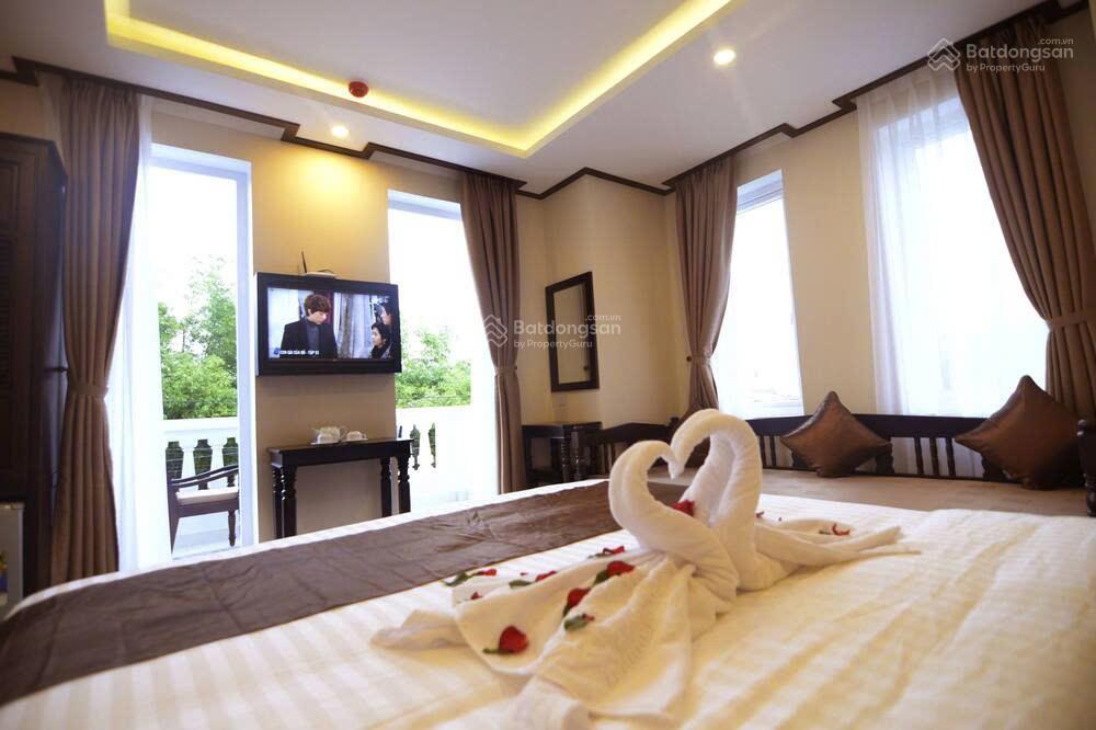 Bán nhà mặt phố chính Hai Bà Trưng, phố cổ Hội An, giá chỉ tính như giá đất - tặng villa đi kèm