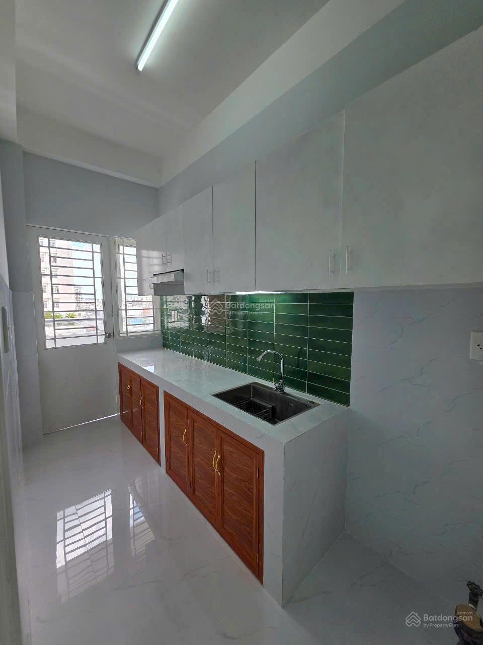 Cần bán căn hộ Phú Thọ, Quận 11, căn góc 2PN, nhà làm lại mới đẹp, công chứng nhận nhà ngay