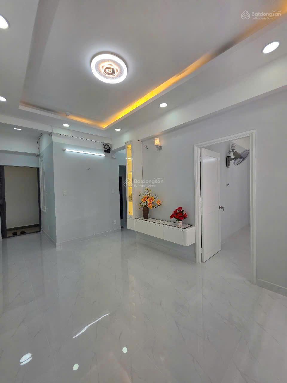 Cần bán căn hộ Phú Thọ, Quận 11, căn góc 2PN, nhà làm lại mới đẹp, công chứng nhận nhà ngay