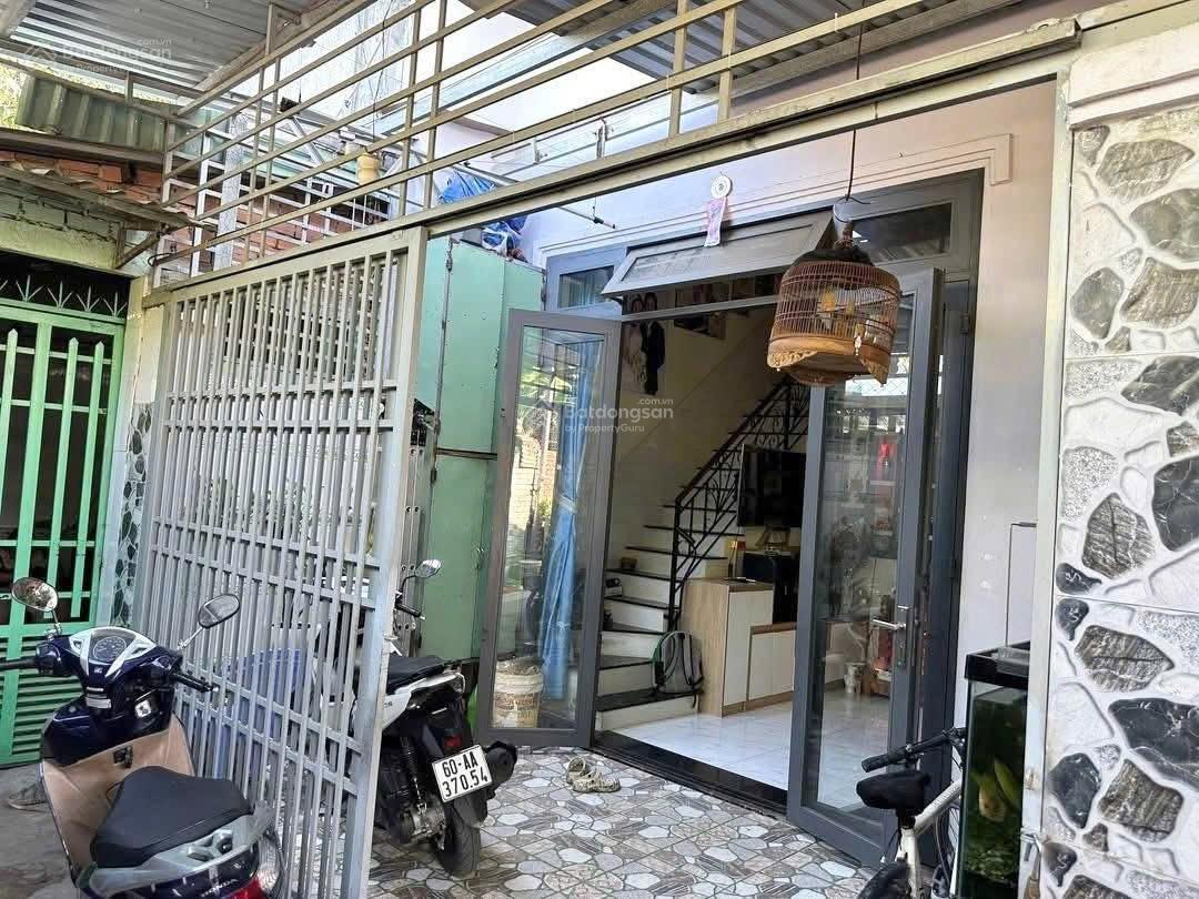 Chủ gởi bán nhà gác lửng (DT: 54m2) sổ riêng thổ cư 100% ngay UBND P. Tân Vạn. Giá chỉ 1,49 tỷ