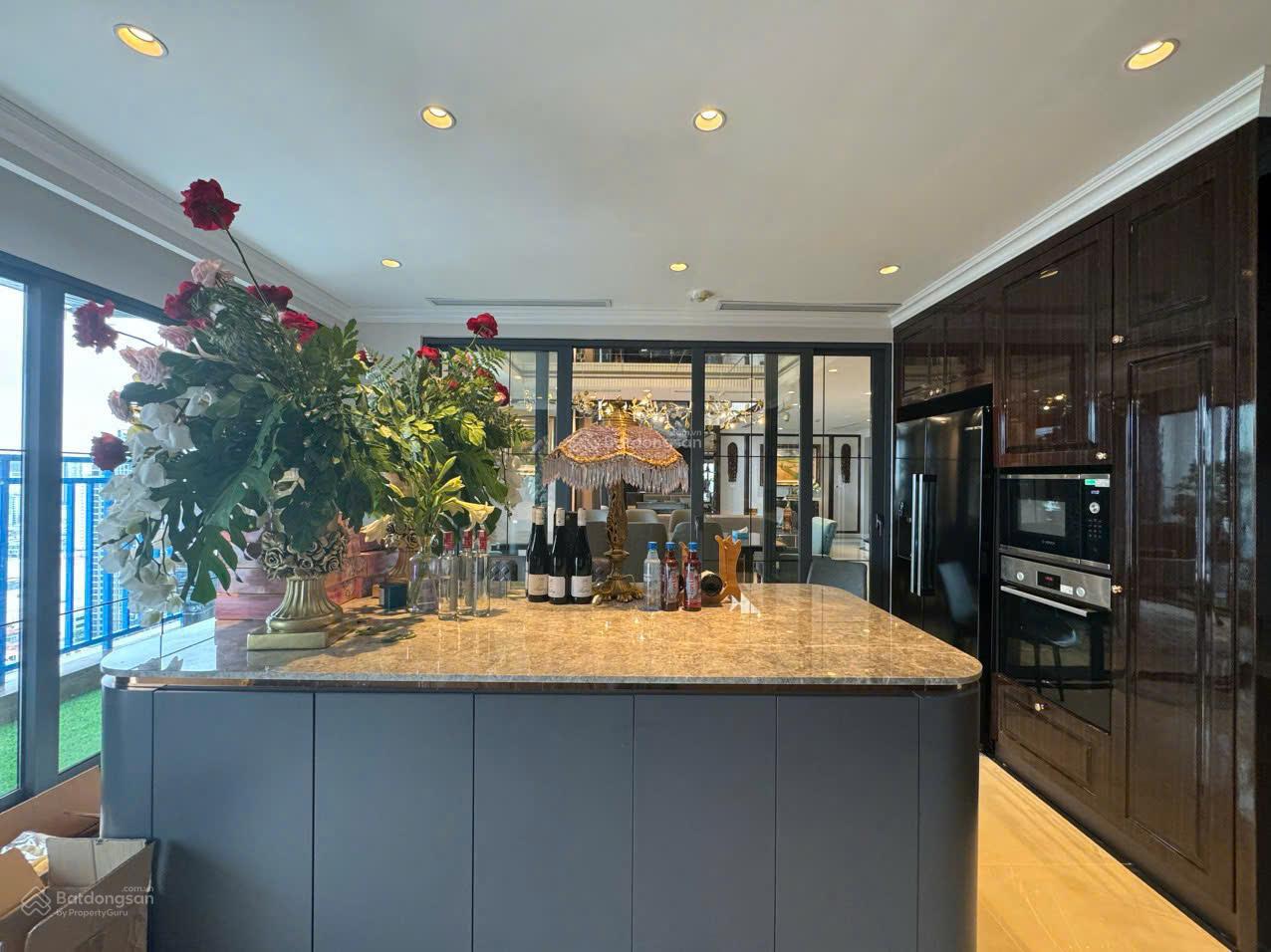 Chuyển nhượng Penthouse thông tầng trung tâm Cầu Giấy 191m2, 315m2 full nội thất. Giá từ 73tr/m2