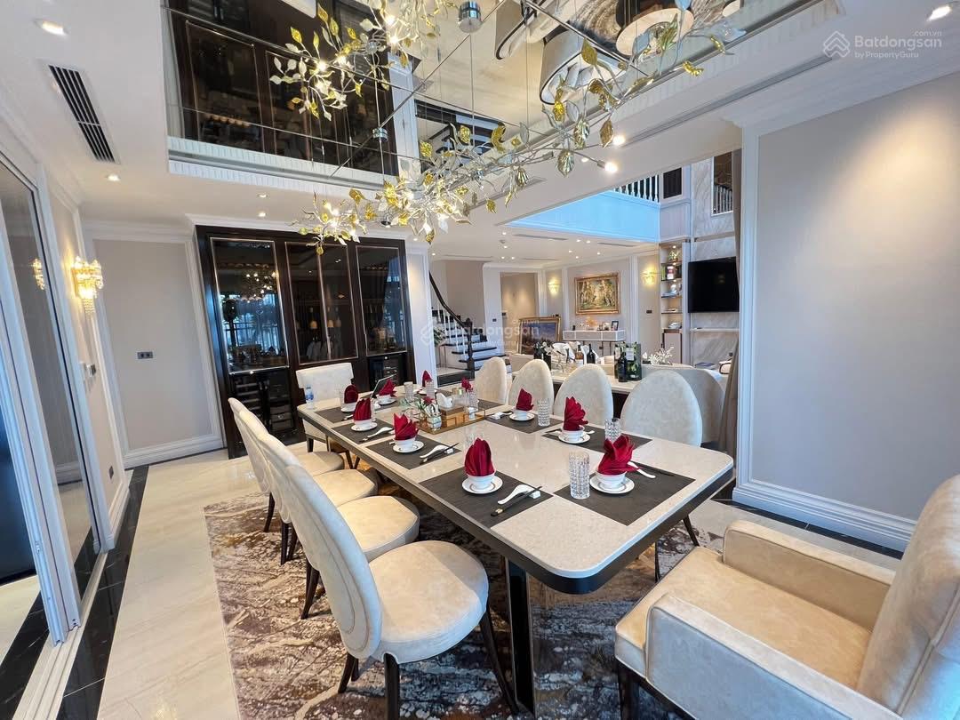 Chuyển nhượng Penthouse thông tầng trung tâm Cầu Giấy 191m2, 315m2 full nội thất. Giá từ 73tr/m2