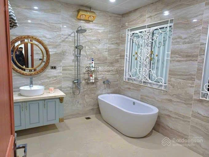 Chủ nhà khó khăn tài chính bán gấp căn liền kề mặt vườn hoa Romantic Park 120m2