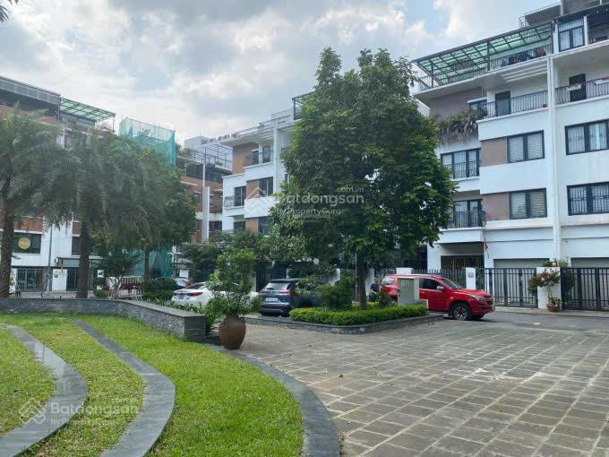 Chủ nhà khó khăn tài chính bán gấp căn liền kề mặt vườn hoa Romantic Park 120m2