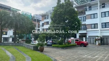 Chủ nhà khó khăn tài chính bán gấp căn liền kề mặt vườn hoa Romantic Park 120m2