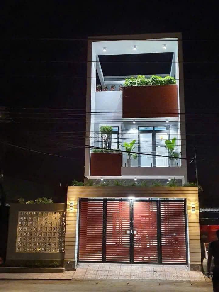 Bán gấp nhà MT Hùng Vương Nhơn Trạch, nhà lầu mới đẹp, giá rẻ 5,8tỷ, SR chính chủ. Gọi ngay 24/24h